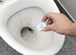 Dit is waarom je een vaatwastablet in de WC moet gooien
