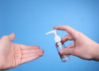 Brandgevaar in de auto: waarom je geen desinfecterende handgel moet achterlaten Handgel