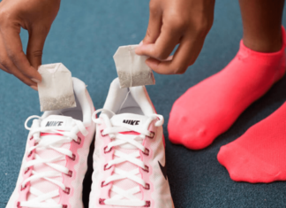 Lees nu waarom je eens theezakjes in je schoenen moet doen!