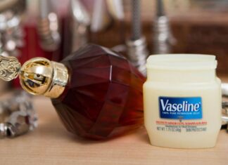 Dit is de perfecte truc om je parfum langer te ruiken