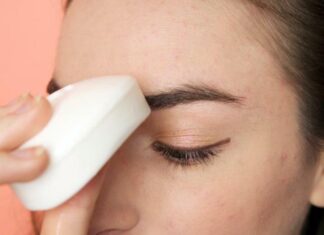 Vollere wenkbrauwen met een blok zeep