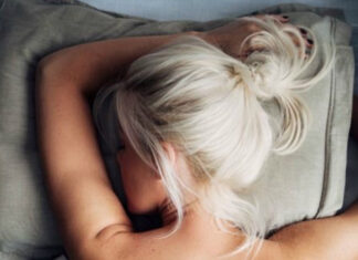 Wat is het beste: Slapen met los of vast haar?