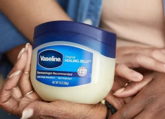 Smeer dus vaseline op je gezicht voor je gaat slapen!