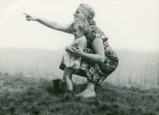 Opvoeding van 80 jaar geleden, knuffelen verboden!