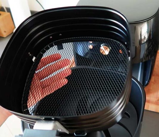 Expert legt uit: Zo maak je de airfryer schoon